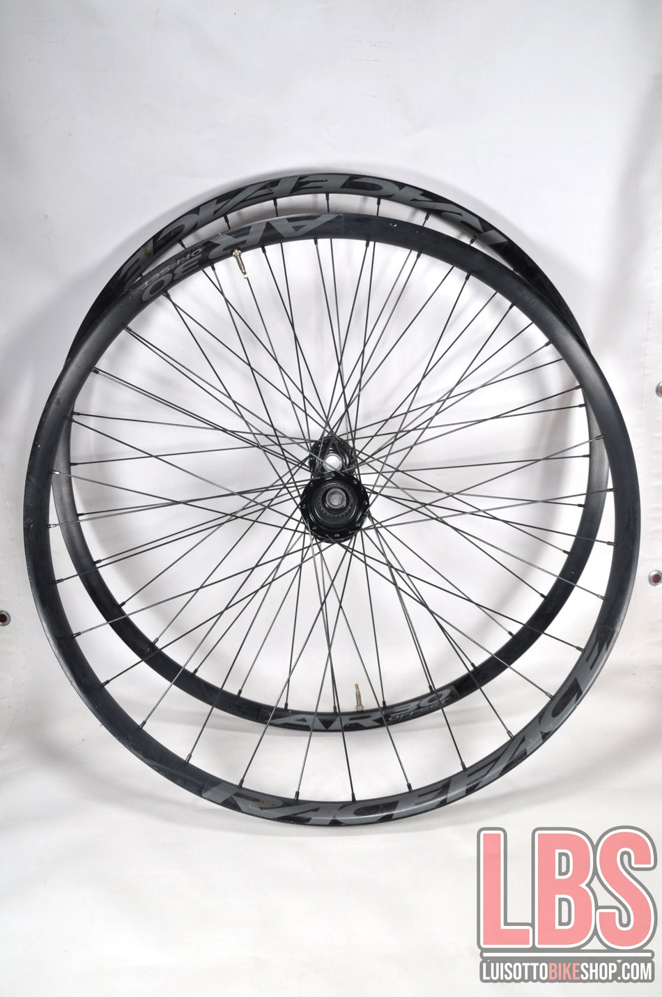 Cerchi ruote MTB Race Face ARC30 29 pollici 622x30 Mozzi Shimano."Cerchi ruote MTB Race Face ARC30 29 pollici 622x30 Mozzi Shimano.
