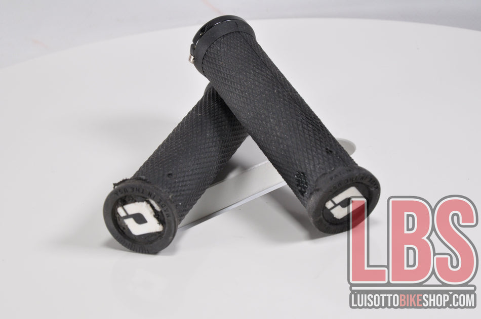 Coppia manopole OBI con collarino.  cod A00661